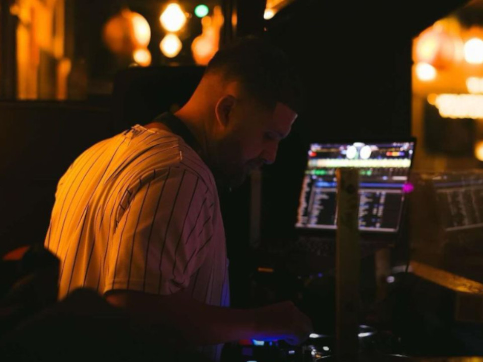 Club DJ hire for professional DJ Services in Hampshire